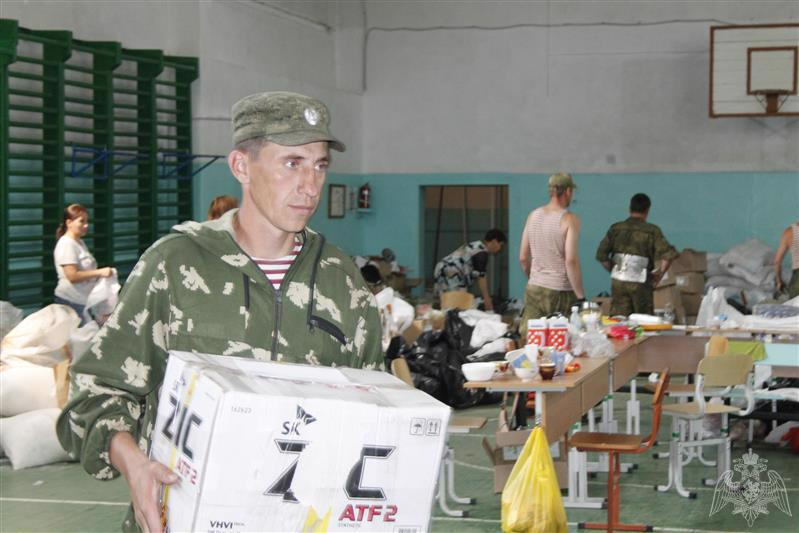 В Иркутской области офицеры Росгвардии помогают пострадавшим от паводка малоподвижным гражданам