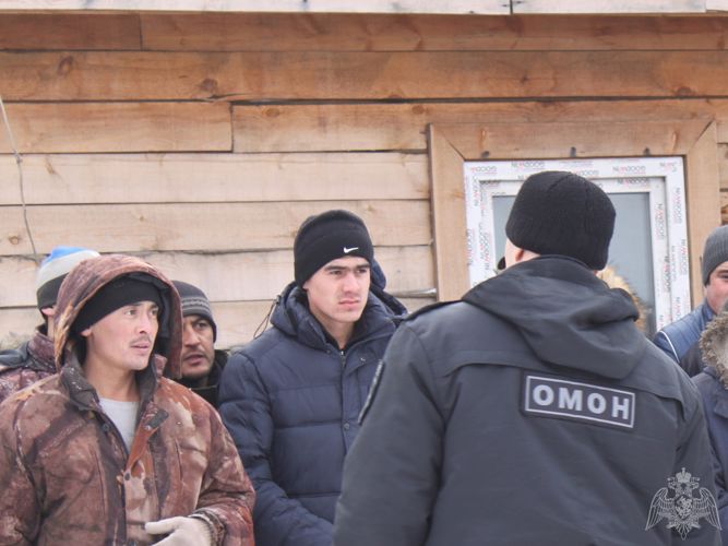 В Приангарье полицейские совместно с сотрудниками ОМОН Росгвардии выявили нарушителей миграционного законодательства на одном из предприятий