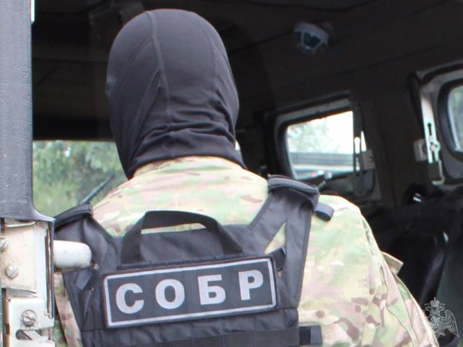  В Иркутске полицейские при взаимодействии сотрудников СОБР Росгвардии провели рейдовые мероприятия, направленные на изъятие из оборота нелегальной мясной продукции