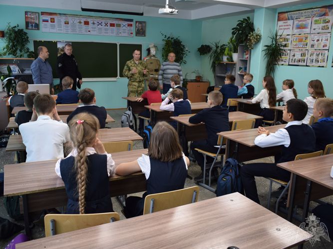 Росгвардейцы г. Иркутска провели открытый урок для учеников подшефного класса в честь 250-летия графа Комаровского