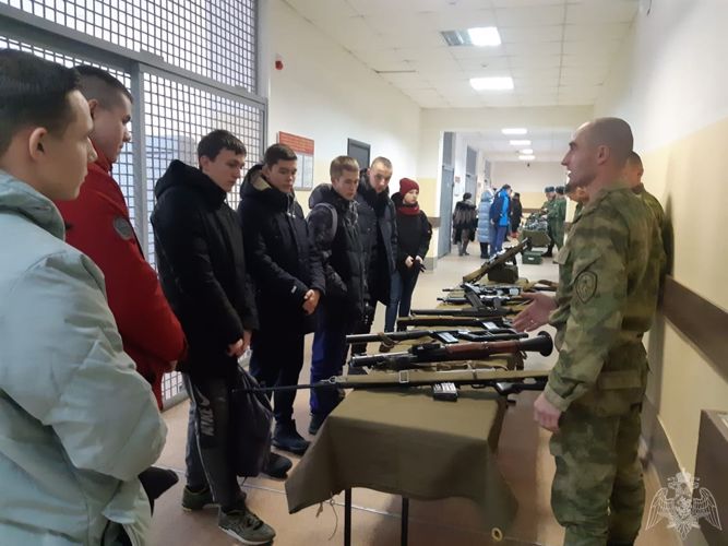 В честь празднования 250-летия со дня рождения графа Комаровского, военнослужащие Росгвардии провели для старшеклассников Ангарска урок мужества