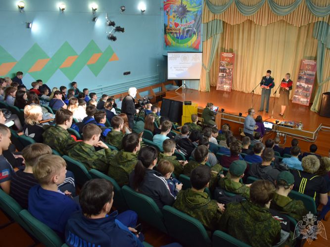 Сотрудники и военнослужащие Росгвардии провели патриотическую акцию «С чего начинается Родина» в г.Черемхово Иркутской области