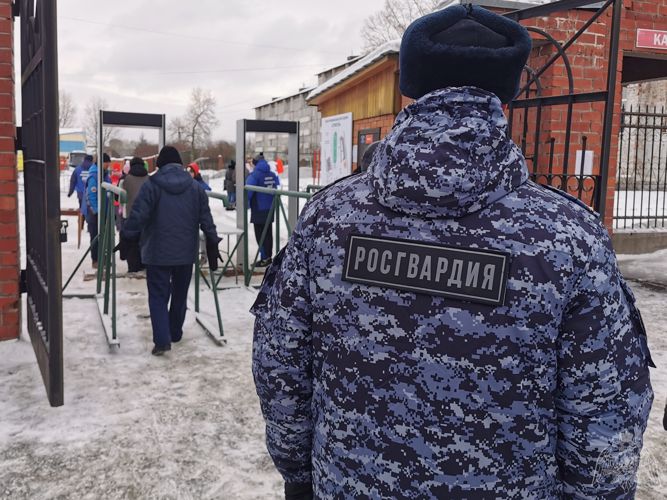 Росгвардия совместно с представителями правоохранительных органов обеспечивает общественный порядок и  безопасность граждан во время проведения чемпионата мира по хоккею с мячом