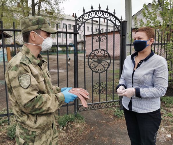 В Иркутске военнослужащие Росгвардии вручили символ Победы - Георгиевские ленточки директору подшефного детского дома
