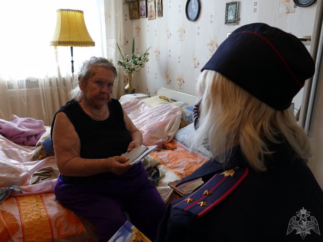 В Иркутске сотрудники вневедомственной охраны Росгвардии оказали помощь 90-летней бабушке в период режима самоизоляции