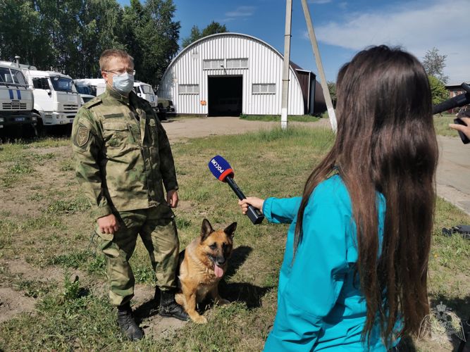В свой профессиональный праздник сотрудник кинологического подразделения ОМОН Управления Росгвардии по Иркутской области познакомил журналистов с самым опытным из своих четвероногих коллег