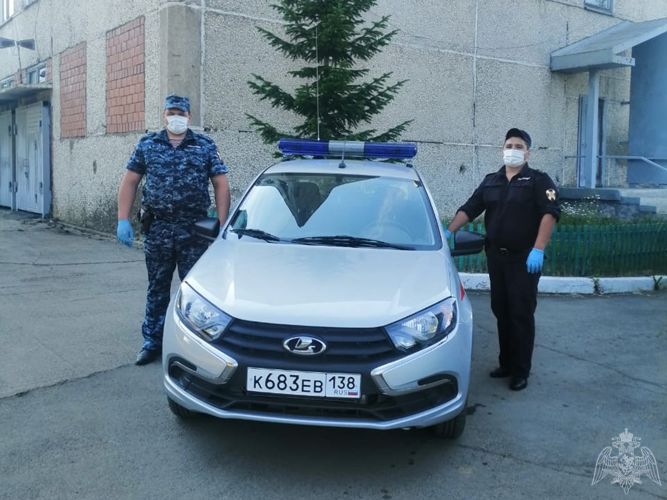 В Иркутской области сотрудники вневедомственной охраны Росгвардии предотвратили угон автомобиля и задержали предполагаемых угонщиков, один из которых находился в федеральном розыске