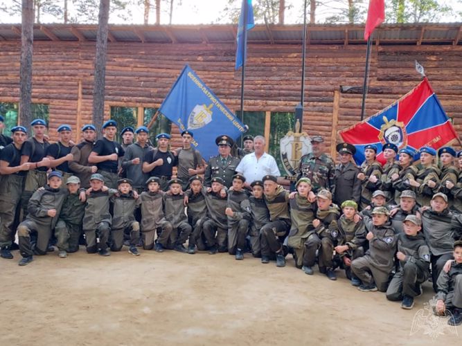 «Читаем детям о войне». В Иркутске ветераны Росгвардии провели с детьми из военно-патриотического клуба «Вымпел-Байкал» литературный вечер, посвященный 75-летию Победы