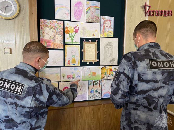 «Самой лучшей на свете!». В ангарском ОМОНе открылась художественная экспозиция для матерей сотрудников Росгвардии