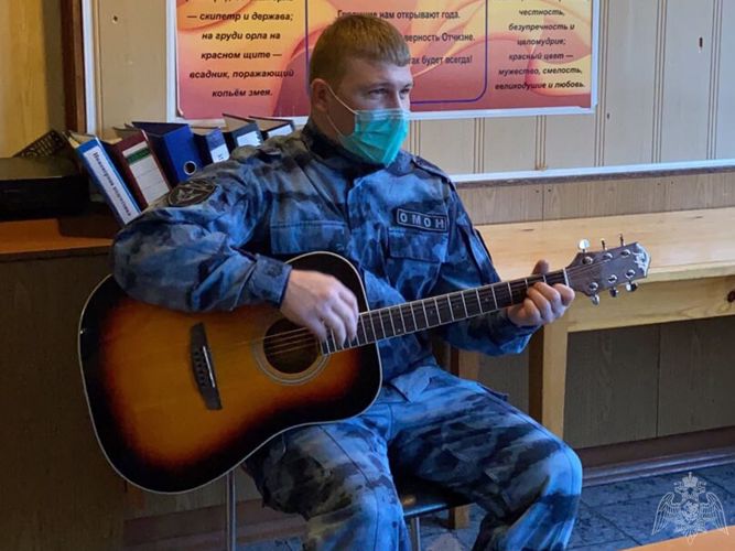 В Иркутской области сотрудник ОМОН исполняет музыкальные произведения про отряд на стихи собственного сочинения