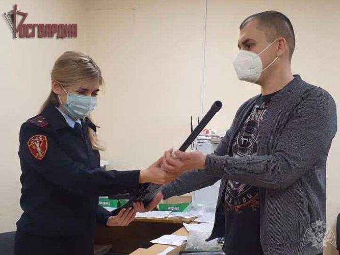 Сотрудники Росгвардии рассказали жителям г. Братска условия хранения и приобретения оружия