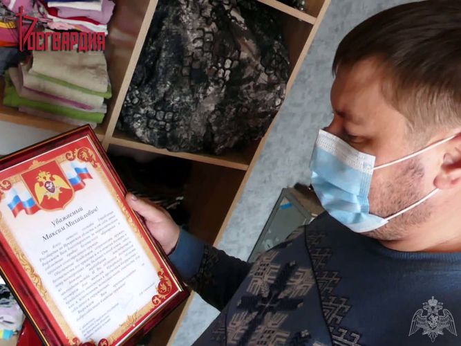 «Самый законопослушный владелец оружия».  Сотрудники Росгвардии вручили благодарственное письмо жителю Иркутска за неукоснительное соблюдение правил обращения с оружием