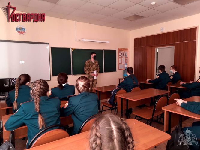 «Жизнь в блокадном Ленинграде». Военнослужащие Росгвардии из Иркутской области провели для школьников патриотический урок