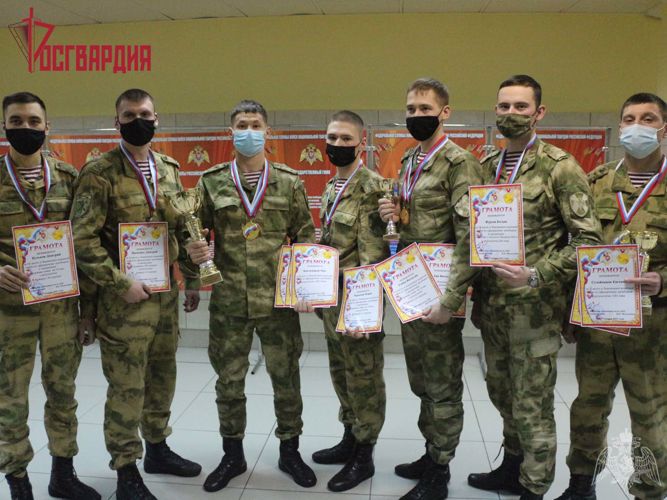 Военнослужащие Росгвардии из Ангарска приняли участие в соревнованиях по зимнему офицерскому троеборью