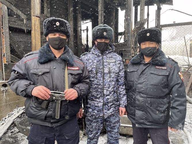 «Героический поступок в День Защитника Отечества». В Иркутске сотрудники вневедомственной охраны Росгвардии спасли пожилую женщину на пожаре (ВИДЕО)
