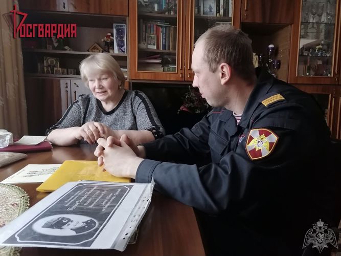 В Братске офицеры Росгвардии навестили мать погибшего военнослужащего Дмитрия Бурнина