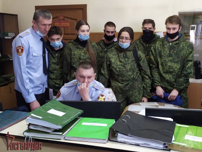 В Иркутской области, в рамках празднования 5-летнего юбилея Росгвардии старшеклассники познакомились со спецификой службы сотрудников вневедомственной охраны