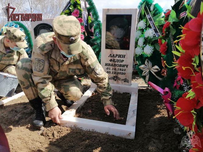 В Ангарске военнослужащие Росгвардии облагородили места захоронения участников Великой Отечественной войны