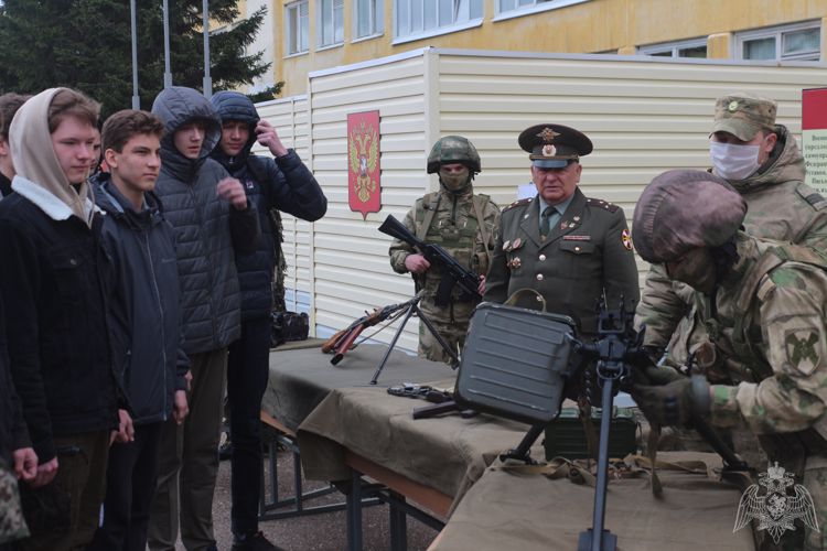 Военные сборы школьников прошли в воинской части Росгвардии в Ангарске