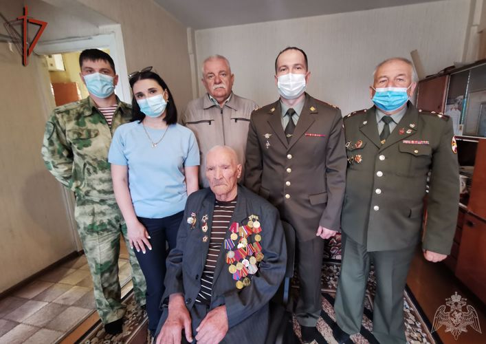 В Ангарске офицеры Росгвардии поздравили участника Великой Отечественной войны и ветерана внутренних войск Михаила Яковлевича Шляхтича с 98-летием (ВИДЕО)