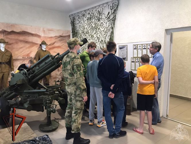 В рамках акции «Каникулы с Росгвардией» военнослужащие ведомства организовали для иркутских школьников патриотический урок