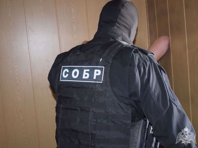 ИРКУТСКИЙ СОБР РОСГВАРДИИ ПРЕДОТВРАТИЛ ПОПЫТКУ СБРОСИТЬ РЕБЕНКА С 14 ЭТАЖА ЖИЛОГО ЗДАНИЯ (ВИДЕО)