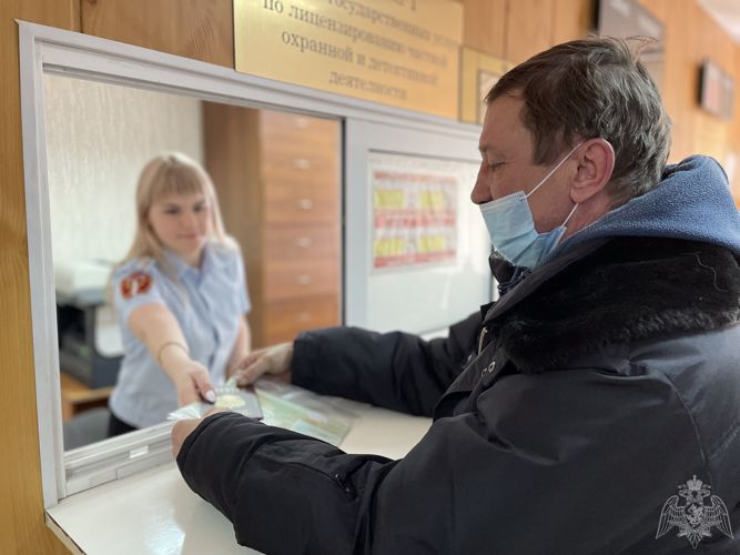 Сотрудники лицензионно-разрешительной работы Росгвардии изъяли у жителей Иркутской области за различные нарушения свыше 4 тысяч единиц оружия