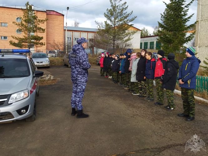 Сотрудники вневедомственной охраны Росгвардии в свой профессиональный праздник провели открытые уроки для школьников Приангарья