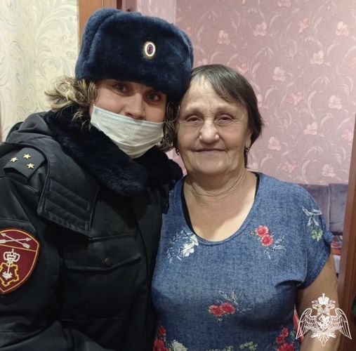 В Иркутске росгвардейцы навестили маму погибшего сослуживца