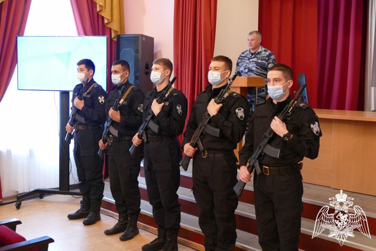 В День Конституции молодые сотрудники Росгвардии торжественно приняли Присягу