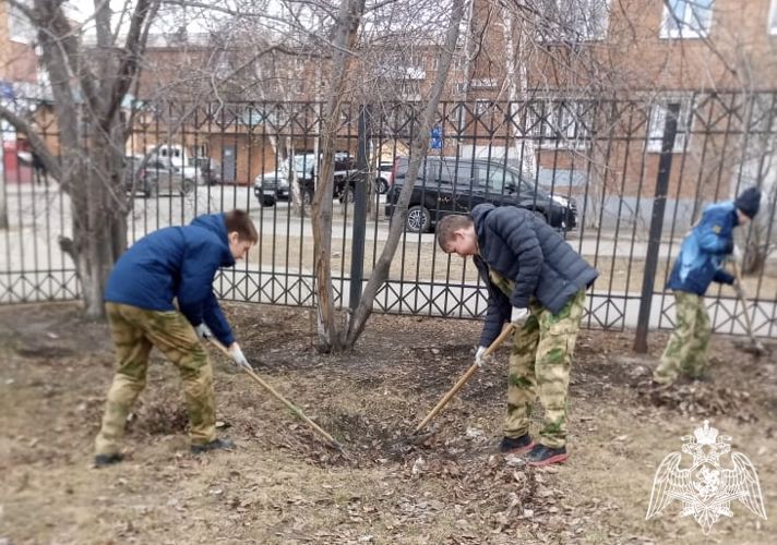 Кадеты-росгвардейцы из Иркутска оказали помощь в благоустройстве территории детского сада 