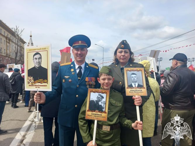 Военнослужащие и сотрудники Росгвардии присоединились к шествию «Бессмертного полка» в Иркутске
