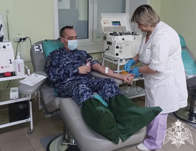 Сотрудники Росгвардии сдали в Саянске около 7 литров донорской крови
