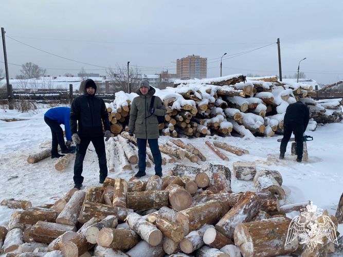 Росгвардейцы помогают наколоть дрова семьям участников СВО из Иркутска