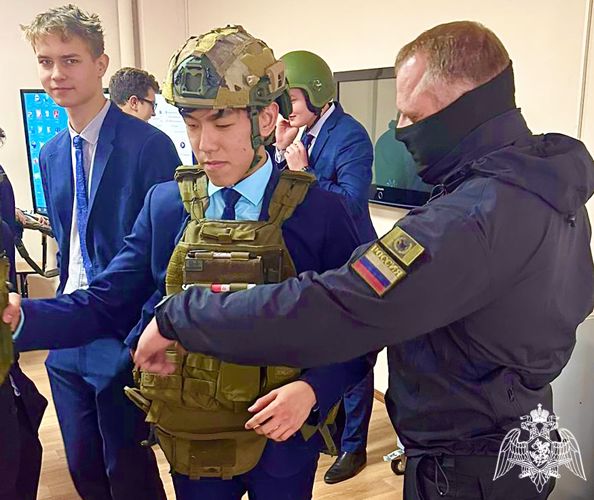 Сотрудники спецподразделений Росгвардии проводят в школах Приангарья уроки патриотизма (ВИДЕО)