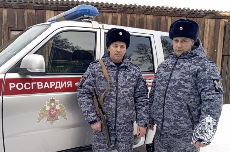 В Иркутской области росгвардейцы пришли на помощь детям, которые вышли на мороз в поисках мамы
