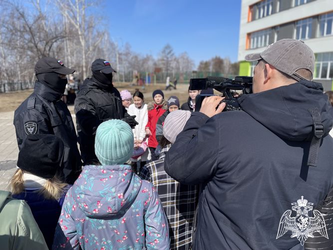 Сотрудники ОМОН Росгвардии показали иркутским школьникам приемы самообороны в рамках акции «Безопасная улица» (ВИДЕО)