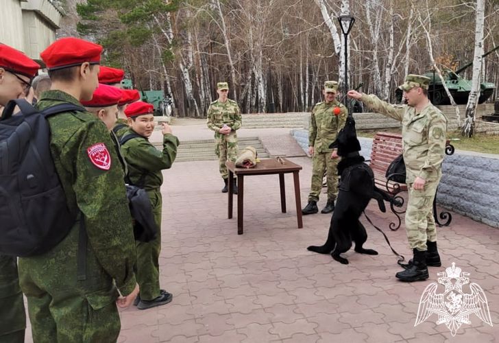 Росгвардейцы – участники специальной военной операции провели урок мужества для школьников из Ангарска (видео)