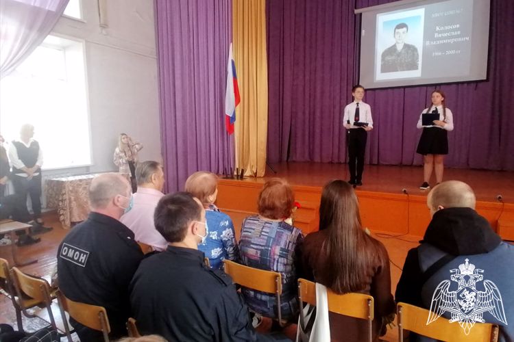 Росгвардейцы из Иркутска открыли "Парту героя", памяти погибшего коллеги - сотрудника ОМОН (видео)