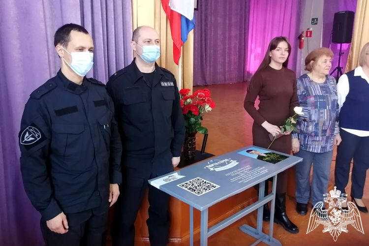 Росгвардейцы из Иркутска открыли "Парту героя", памяти погибшего коллеги - сотрудника ОМОН (видео)