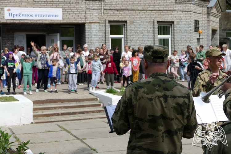 Духовой оркестр Росгвардии в День защиты детей провел мини-концерт для пациентов детской больницы в Ангарске (видео)