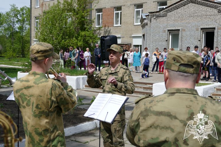 Духовой оркестр Росгвардии в День защиты детей провел мини-концерт для пациентов детской больницы в Ангарске (видео)