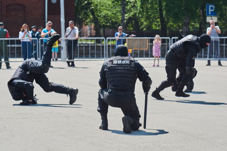Сотрудники спецподразделения Росгвардии провели в Иркутске показательные выступления в рамках Всероссийской патриотической эстафеты «Россия - страна Героев» (видео)