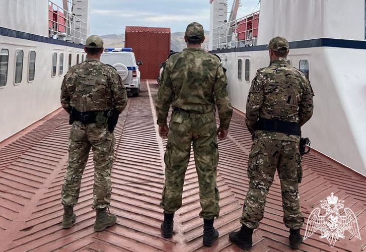Спецподразделения Росгвардии приступили к дежурству на паромной переправе к острову Ольхон (ВИДЕО)