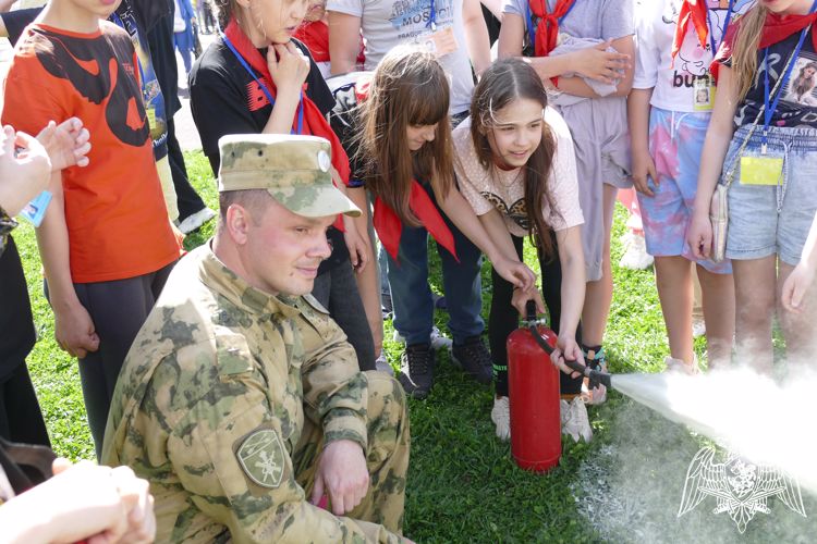 Участники детской школьной площадки в Иркутске провели один день летних каникул вместе с росгвардейцами (видео)