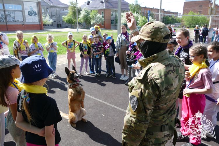 Участники детской школьной площадки в Иркутске провели один день летних каникул вместе с росгвардейцами (видео)