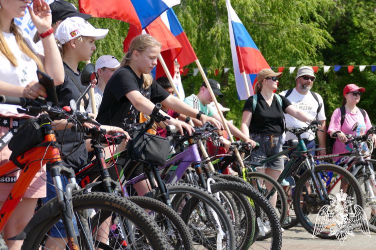 В честь Дня России кадеты гвардейской смены «Байкал» устроили массовый велопробег вдоль набережной реки Ангара в Иркутске (видео)