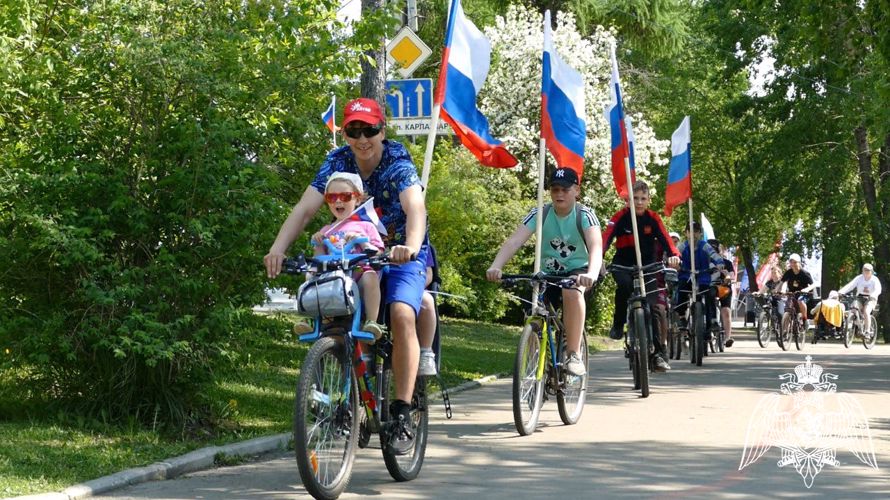В честь Дня России кадеты гвардейской смены «Байкал» устроили массовый велопробег вдоль набережной реки Ангара в Иркутске (видео)