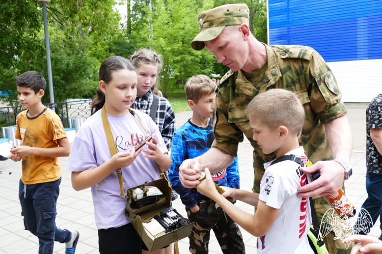 Росгвардейцы из Ангарска познакомили школьников со службой в полку оперативного назначения