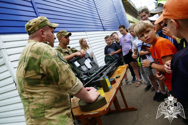 Росгвардейцы из Ангарска познакомили школьников со службой в полку оперативного назначения